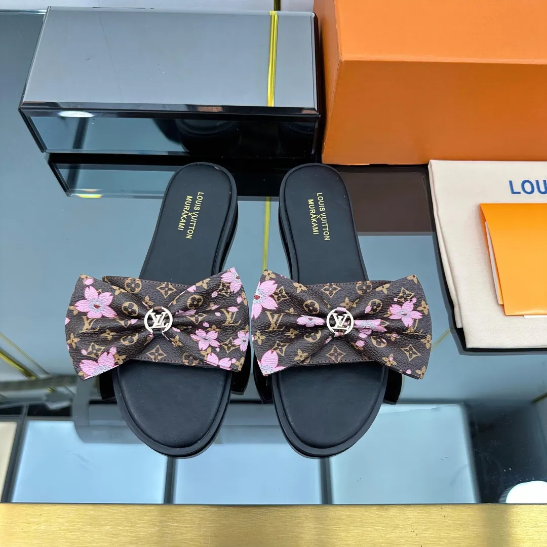 👟👟Ex-factory price 280👟👟 (available all year round) ❥V’s latest popular special material lock it series lock mop, super heavy industry launches! The golden lock on the toe is engraved with the LV letters logo 🔸Number of sizes 34-42) Welcome new and old customers to place orders in the picture above.